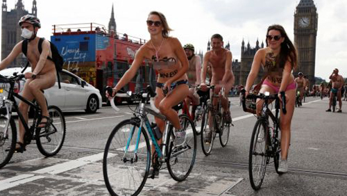 Чисто голи колоездачи въртяха дупета и педали в Лондон