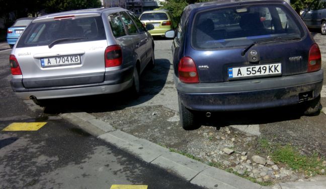 Бургазлии паркират колите си на пешеходна пътека пред Механотехникума