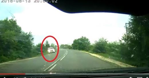 Ексклузивни кадри от кола на пътя! Само за миг и се случи нещо ужасно... (ВИДЕО)