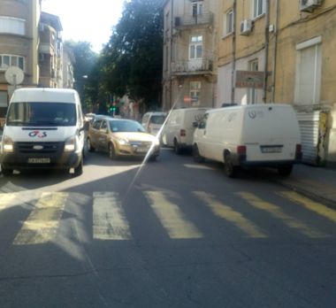 Бургазлии паркират микробуси пред пешеходна пътека, някой може да пострада, няма видимост