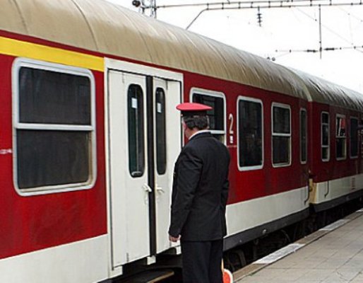 Пътници в капана на пушещ бърз влак от Бургас, 2 часа стоят на гара Сахране