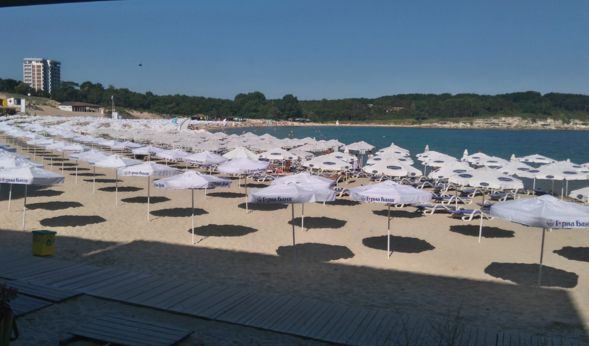 Редят чадъри и шезлонги на сантиметри от морската вода на плажа в Китен?