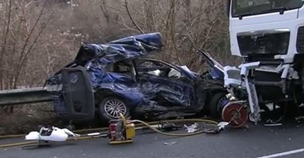 Двама са сериозно пострадали след тежка катастрофа край Кресненското дефиле, пътят е затворен