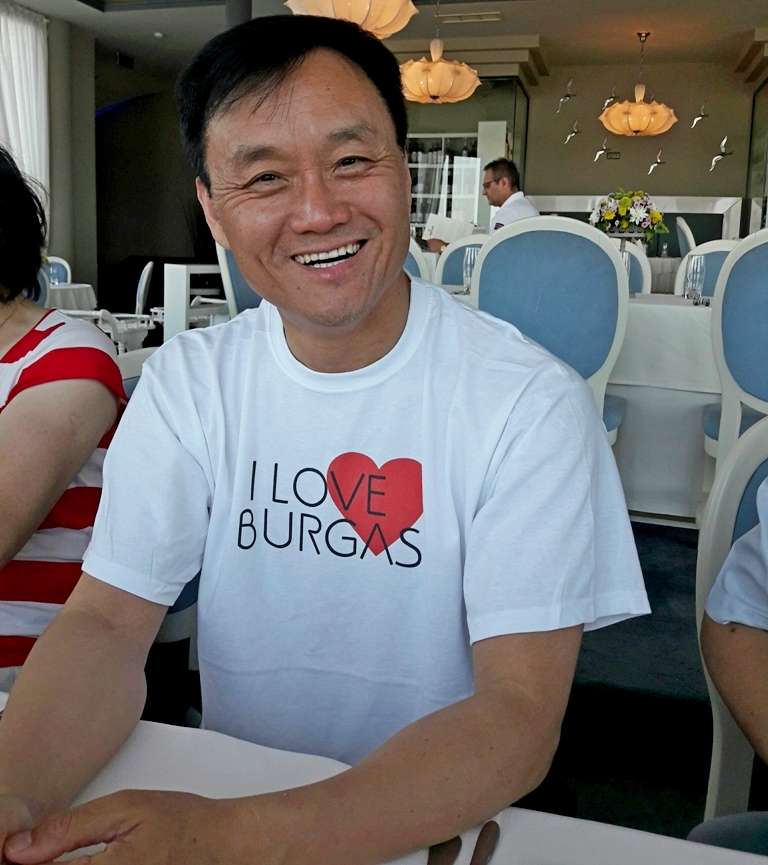 Китайски кмет се изтупа с фланелка "Аз обичам Бургас"