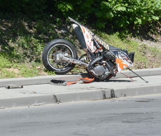 Моторист се помля на пътя, почина в линейката