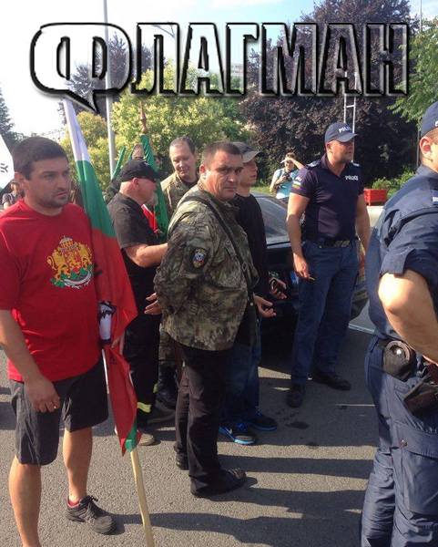 Извънредно! Мъже с военни дрехи нападнаха протестиращи срещу „Вълците на Путин“ в Бургас