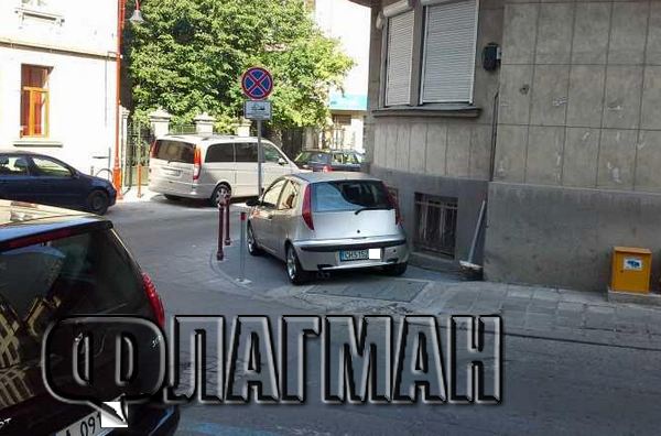 Сигнал до Флагман: Нагъл сливналия паркира колата си на тротоар в Бургас, къде е паякът?