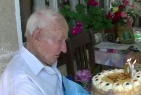 106-годишен дядо дава рецепта за дълголетие