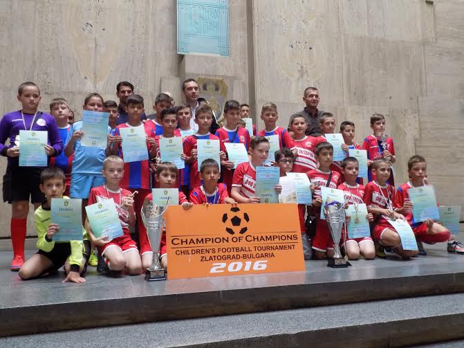 Кметът Димитър Николов награди малките футболисти от „Звездичка“, станали абсолютни шампиони  в Златоград