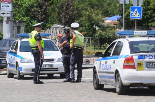 Бургаска пенсионерка се включи в полицейска спецакция, изхвърли 3 бона през терасата