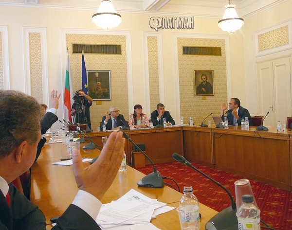 Изненада: Икономическата комисия одобри един от въпросите за референдума на Марешки