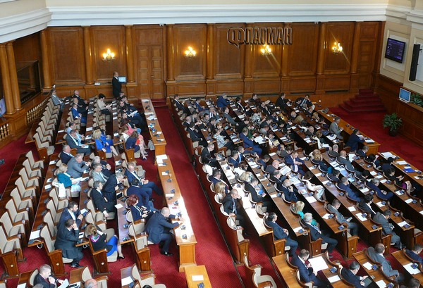 Парламентът с пореден фалстарт