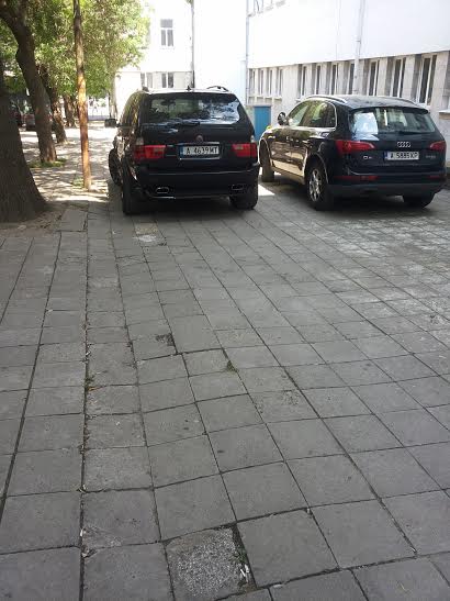 Читател на Флагман.бг! Нормално ли е тези джипове да паркират на тротоара до Електрото в Бургас