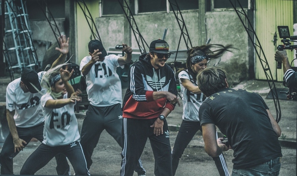 Момичета с бухалки и брутални рими скандализират в новата песен на бургаския рапър F.O. (ВИДЕО)