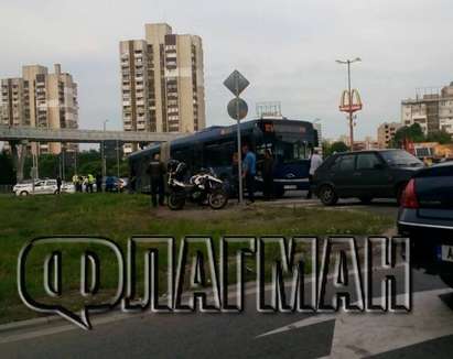 Пътният ад в Бургас продължава: Автобус се блъсна в Опел на колелото на Мираж