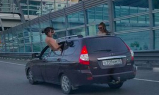 Голи туристки показаха гърди от прозореца на кола (СНИМКИ 18+)