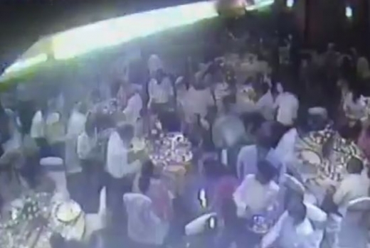Таван на ресторант се срути върху сватбари (ВИДЕО)