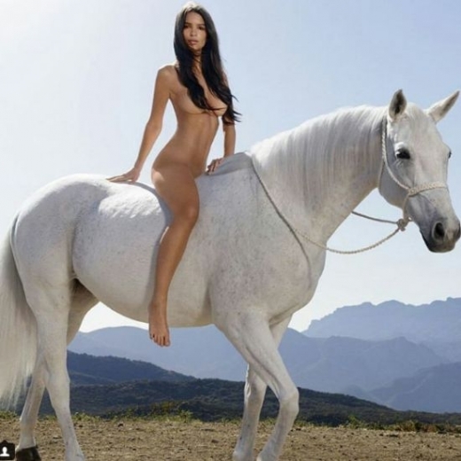 Емили Ратайковски яхна чисто гола бял кон, за да разкаже за палавото си минало (СНИМКИ/ВИДЕО 18+)
