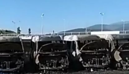 Девет микробуса изгоряха на паркинг