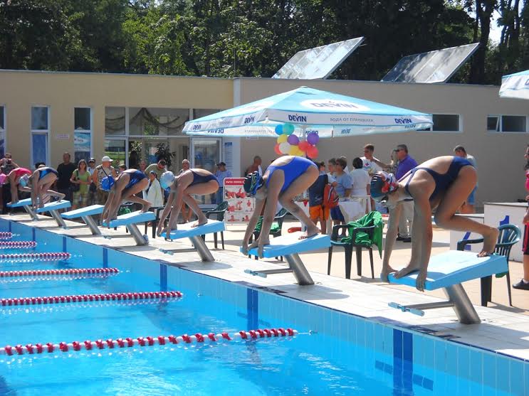 Безплатни уроци по плуване и тенис за децата в Бургас