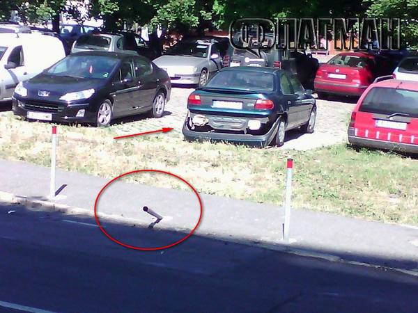 Разсеян меденруднишки дядо опита да мине през тротоарно колче