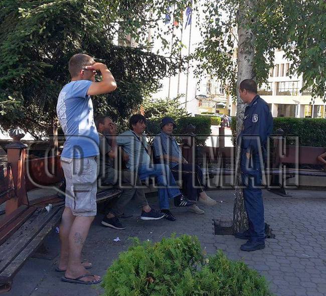 Екшън в центъра на Бургас! Полицаи дебнат "въоръжен с нож", нападал хора пред Общината