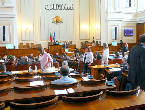 Депутатите стартираха процедура за избор на председател на КФН след скандален дебат