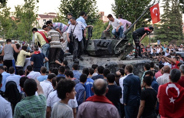200 войници, окупирали турското военно главно командване, са се предали