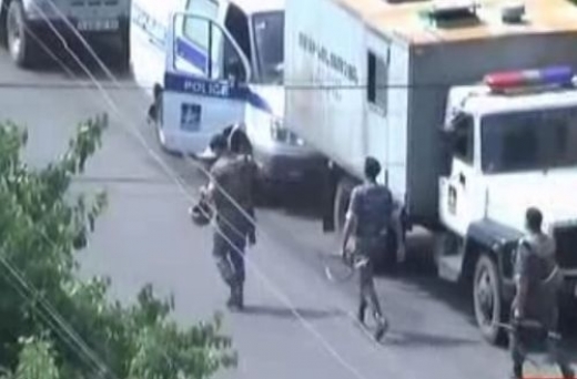 Извънредно! Военен преврат и в Армения: Въоръжени превзеха сградата на полицията в Ереван