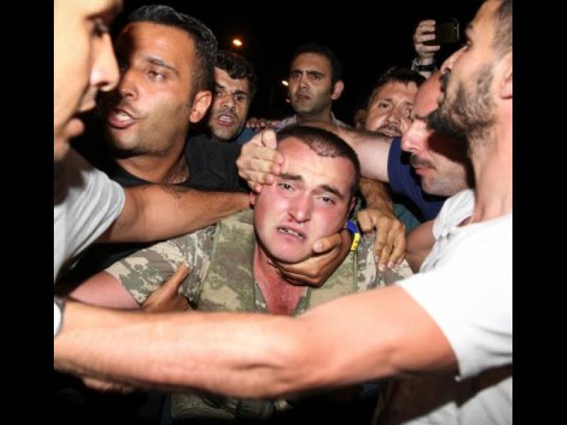 Линч в Турция! Последователи на Ердоган отрязаха главата на предаващ се войник(СНИМКИ+18)