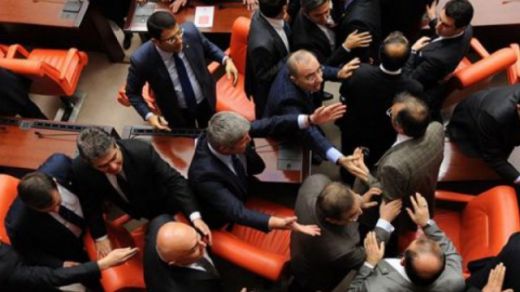 Извънредно! Евакуираха парламента в Турция!