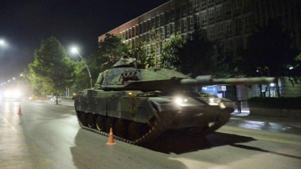 Вижте как турското национално радио отрази "военния преврат". Напомня ли ви за нещо?