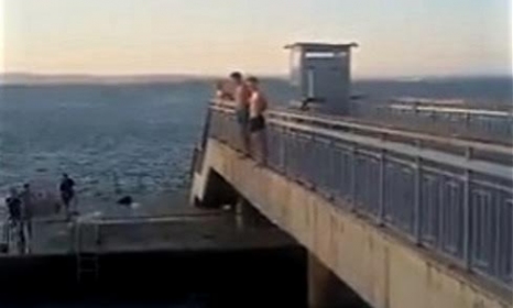 Забранени и опасни скокове от Моста в Бургас изпълняваха двама руснаци (видео)