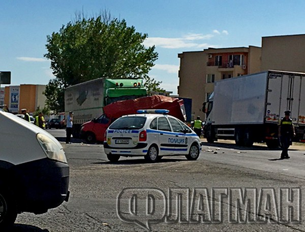 Жестока катастрофа в Слънчев бряг! Тир се вряза в микробус, двама берат душа в болница