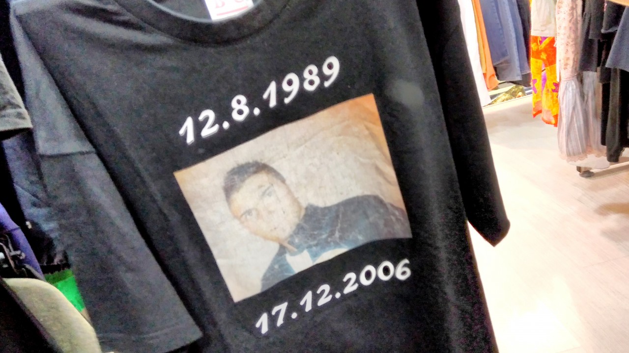 Тениска с некролог втрещи клиенти в магазин в центъра на Бургас