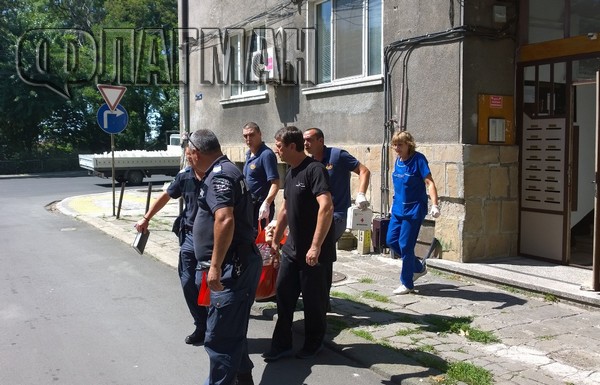 Гражданска защита изнесе вмирисана болна жена от апартамента й в Бургас