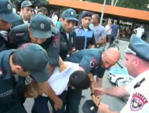 Стотици демонстранти замеряха с камъни и бутилки полицията в Ереван