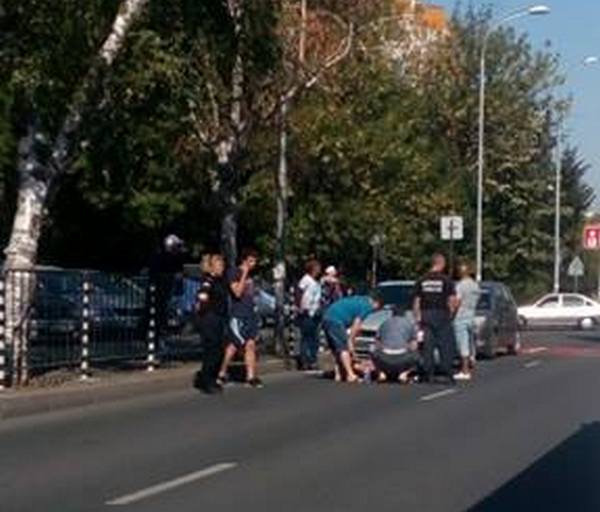 Рено блъсна млада жена на пешеходната пътека на ул."Вардар" в Бургас(СНИМКИ)