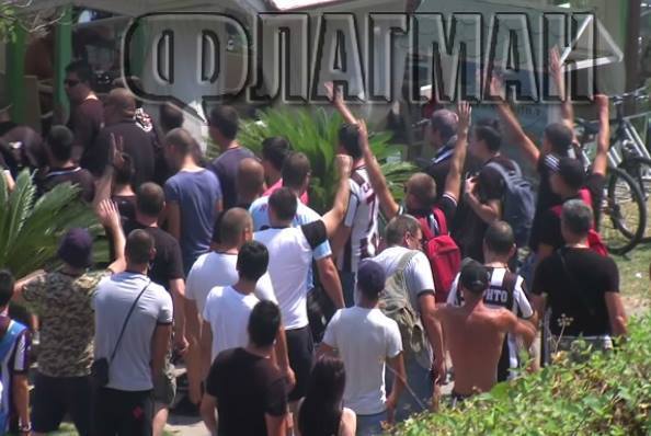 Пловдивските фенове атакуваха плажа, полиция блокира Морската градина (СНИМКИ и ВИДЕО)