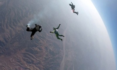 Американец скочи без парашут от 7620 метра, падна в мрежа (Видео)