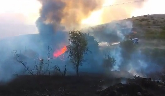 Извънредно! Огнено бедствие във вилната зона в Банево, пожарната закъса по пътя(ВИДЕО)