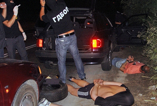 Бургаски дилъри натъпкаха Опел с дрога, арестуваха ги до баровска вилна зона