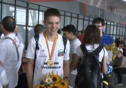 Български ученици се завърнаха от олимпиадата в Индия с пет медала