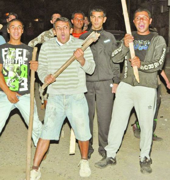 Екшън в Комлука: Цигани се млатят заради открадната булка, шест полицейски екипа ги усмиряват