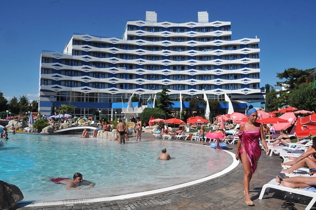 Източноевропейски туристи препълниха Слънчев бряг през август, курортът се пука по шевовете