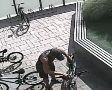 Нагъл крадец отмъкна колело (ВИДЕО)