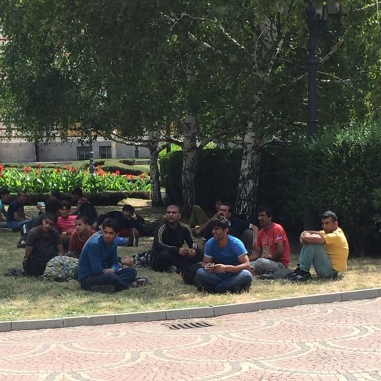 Вижте как мигрантите окупираха центъра на София