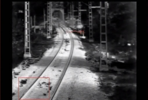 Железничар спаси 3-годишно дете секунди преди да го блъсне влак (ВИДЕО)