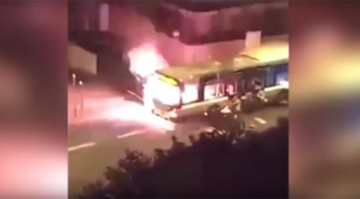 Мъже подпалиха автобус в Париж с викове "Аллах акбар" (ВИДЕО)