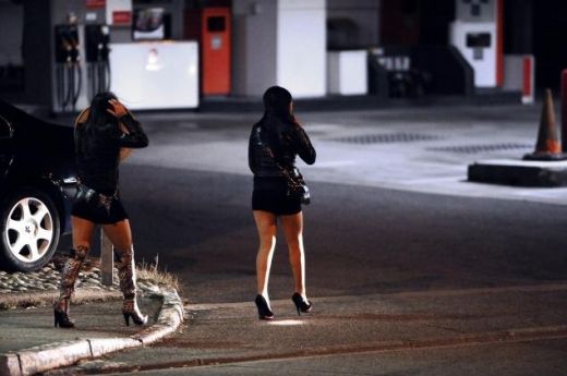 Полуголи проститутки се млатят зверски за "територия" (ВИДЕО 18+)